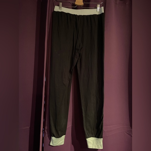 ‘Friends’ pyjama set - Picture 3 of 4